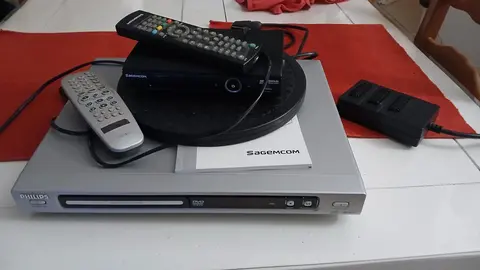 ensemble accessoires video dont lecteur DVD