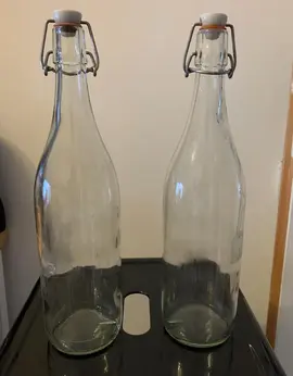 Deux bouteilles en verre avec couvercle