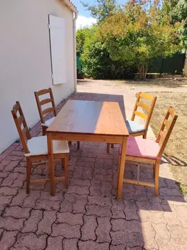 table en bois avec 4 chaises