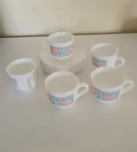 Petites Tasses de café et soucoupes