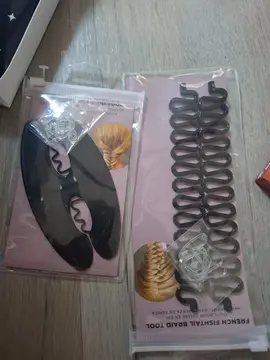 boîte anniversaire, accessoires pour se coiffer, faux ongles, petite gourde et gel douche