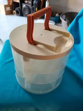 Petite tour de rangement à casiers en plastique