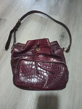 Sac à main en cuir avec motif crocodile.