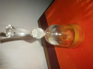 Clochette en verre et moulin à café d'antan en bois décoré
