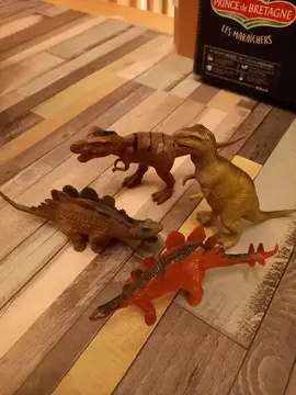 4 dinos plastique