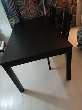 Aimerais echanger une grande table en bois noir en bonne etat conyre une plus petite en bois ronde d