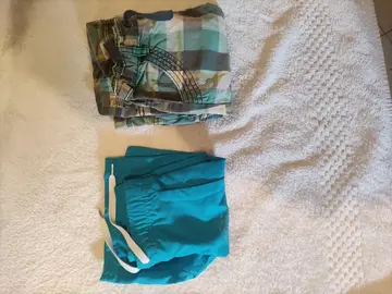 un short de bain et un bermuda ( garçon 2-4 ans)