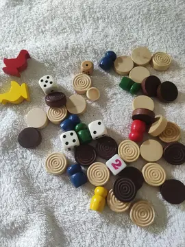 pions et dé de jeux de société.