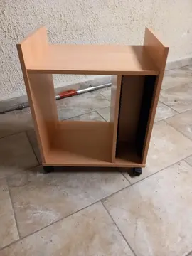 donne petit bureau avec compartiment pour CD