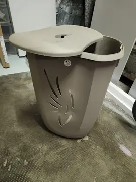 Don d'une bassine grise