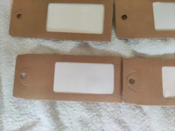 4 pochettes cartonnées pour bijoux ou petits accessoires.