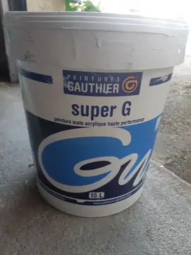 grand pot de peinture blancje