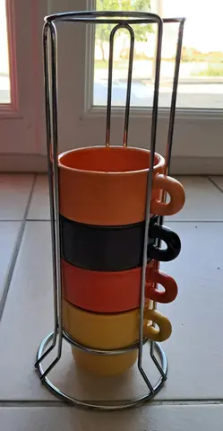 présentoir à tasses colorées