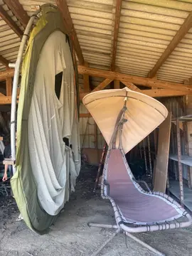 Trampoline et siège de jardin