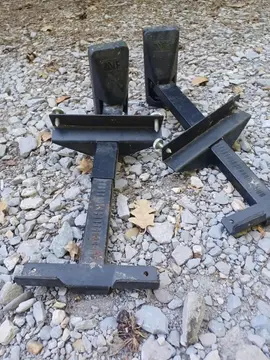 Supports métalliques pour bafles
