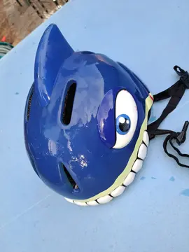 URGENT - casque vélo garçon Requin