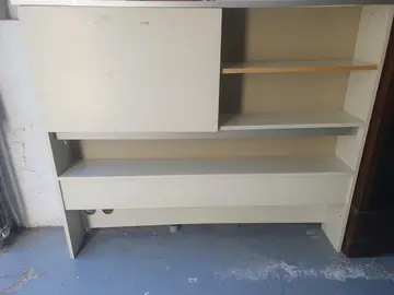 meuble en bois blanc avec porte coulissante