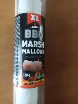 chamallows en boîte avec piques