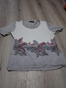 Tee-shirt gris avec des motifs taille M/L