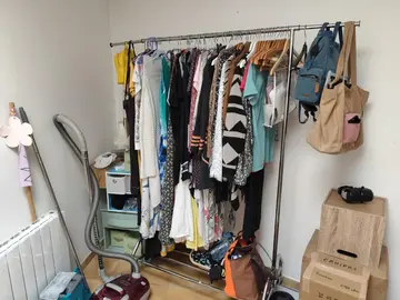 donne portant vêtements