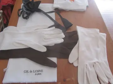 écharpe poly gants dentelle et broche