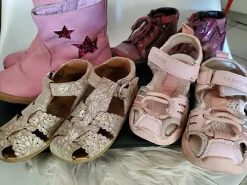 chaussures enfants taille 23, 24 et 28