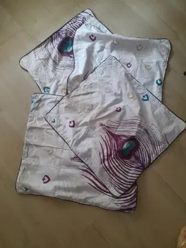 quatre taies d'oreillers en coton.