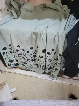 Vêtement femme et maison. Pour chaton