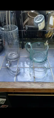 2 carafes à réparer