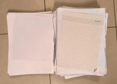 Feuilles de brouillon volantes et fin de cachiers entamés
