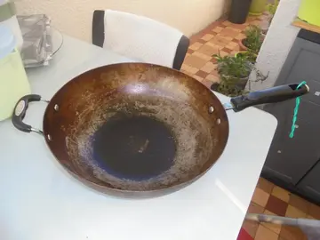 véritable wok en fer "culotté"
