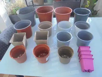 LOT de pots pour jardinerie