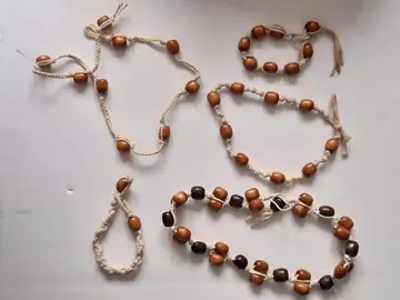 lot colliers et bracelets perles en bois