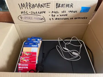 imprimante Brother MFC-J44100W (à faire réparer) avec ses câbles, de l’encre et 5 cartouches d’encre