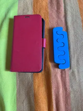 un. Protège Téléphone et un écarteur d’orteil.