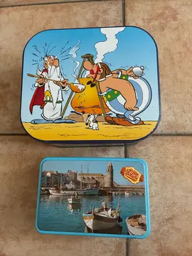 deux boîtes en métal.