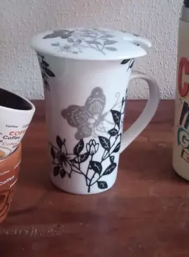 Jolie tasse (mug) à thé, avec son couvercle