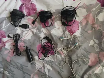 lot de chargeurs, écouteur et autre