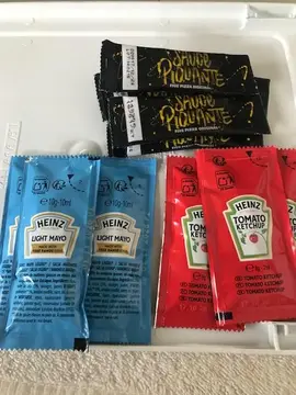 Différentes sauces en sachets individuels