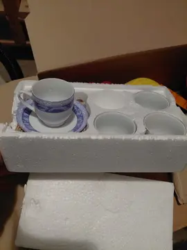 service à café. 4 tasses et sous tasses
