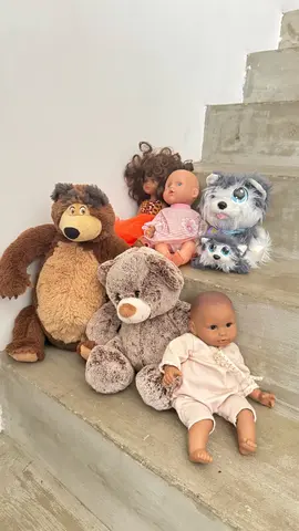 Lot de poupees et peluche