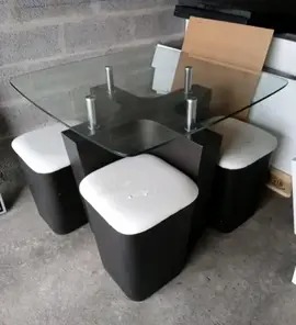 Table en verre + 4 poufs
