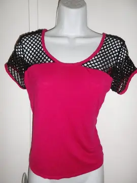 haut noir et fuschia