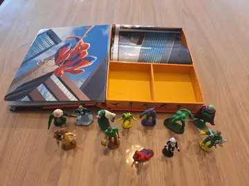 spiderman figurines et livre en italien