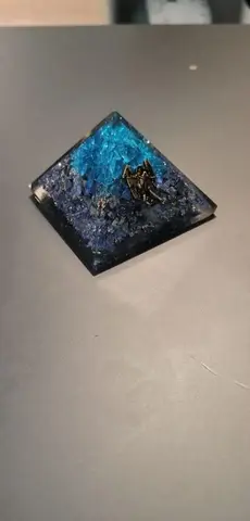 Pyramide en résine