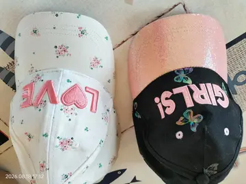 2 casquettes pour fillettes