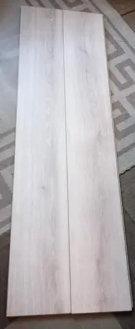 Donnons un peu plus de 15 lames de parquet bois clair.