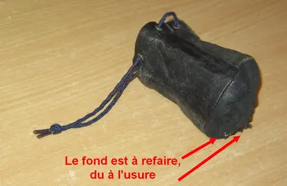 Bourse en cuir, fond à refaire