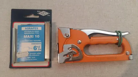 Agrafeuse pour agrafer du tissu au mur