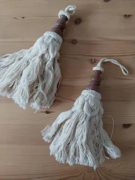 2 pompons rideaux